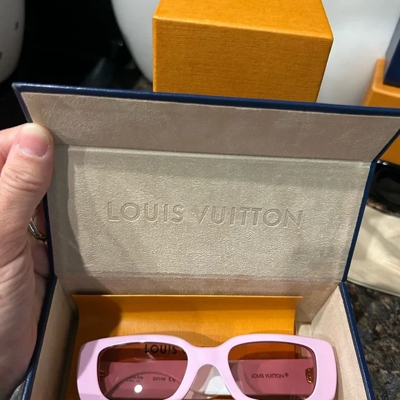 Authentic Louis Vuitton X TM MULTIGRAM Sunglasses NIB pink & black!! Bundle 2025 LV x TM Multigram Cat Eye Sunglasses S00 - Women  main image 3